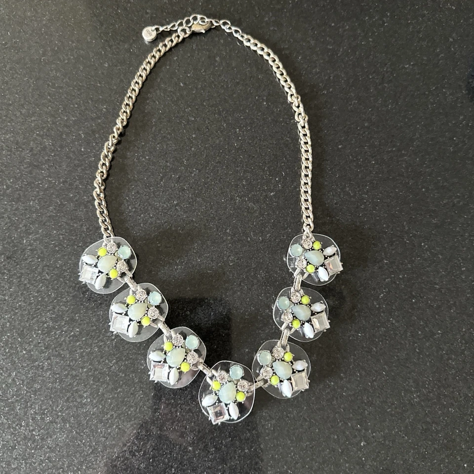 Collar Anne Taylor Loft Verde Blanco Racimo Tono Plata Cadena Distintivo Foto 2 de 4