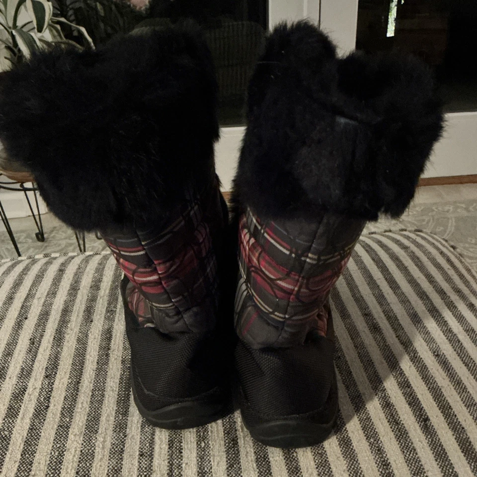 Botas para mujer Coach “Jennie” talla 11 negras y rojas con cordones de piel a cuadros Foto 3 de 4