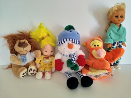 Collection of five children's soft toys and doll - Picture 1 of 5