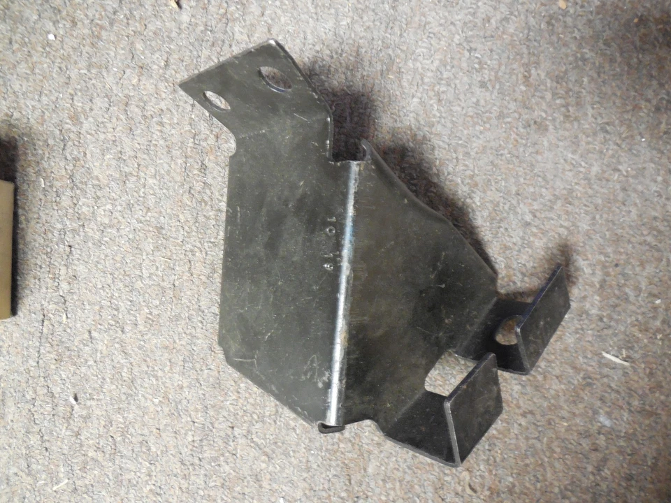 Soporte de parachoques delantero LH D74Y-17A821-A Lincoln Versailles 1977-1979 nuevo de lote Foto 2 de 2