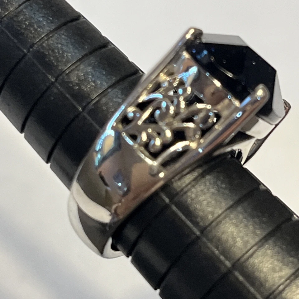 Anillo Lia Sophia Incógnito Tono Plata Con Grande Púrpura Brillante Piedra Ovalada Talla 7 Foto 3 de 4