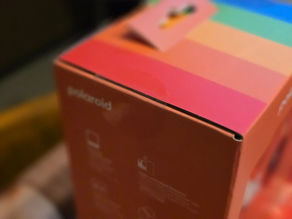 Polaroid Now+ Gen 3 Starter Set (Camera + 8 Polaroid) - Coral Red - Immagine 2 di 4