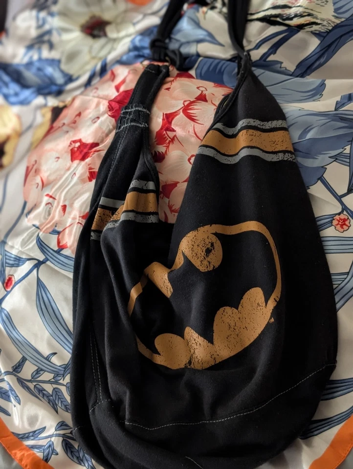 Bolso de hombro holgado hobo con logotipo negro y amarillo de Batman de DC Comics Foto 2 de 4