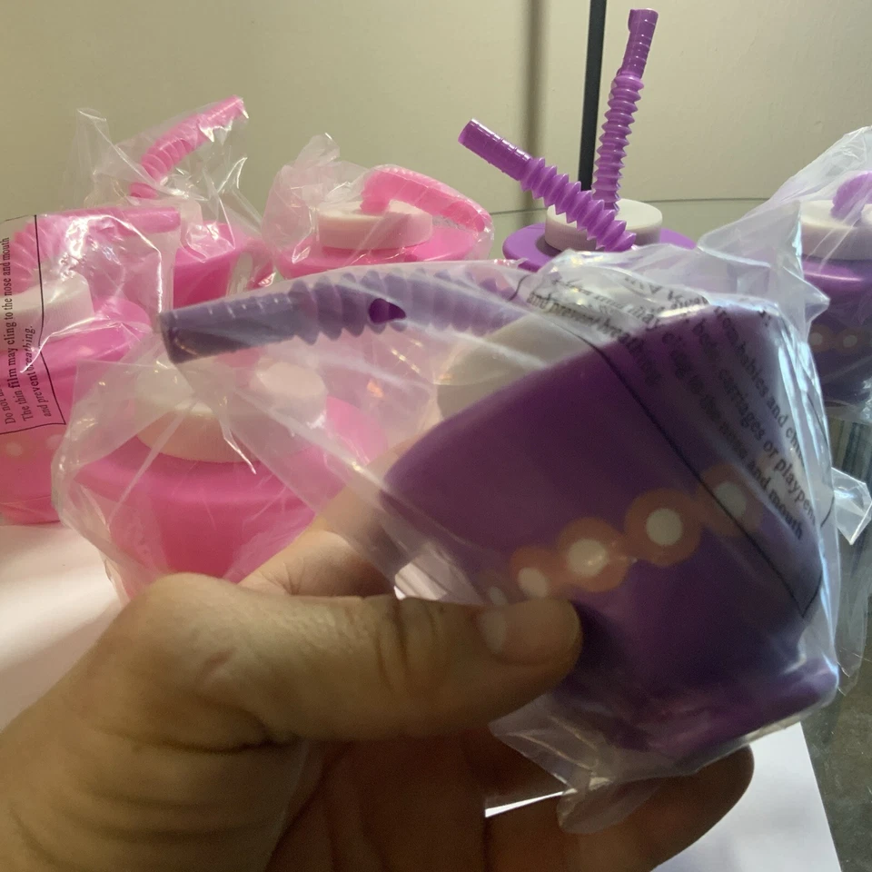 Tazas de plástico para niños con tapas y pajitas - Tazas reutilizables para fiesta de té 9 oz - Juego de 8 tazas Foto 3 de 4