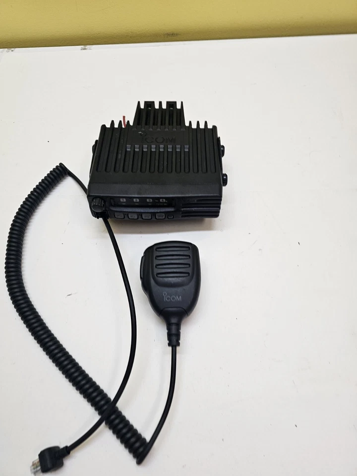 Icom IC-F221S 440-490 MHz UHF 45 Watt Two Way Radio w Mic IC-F221 - Image 2 of 4