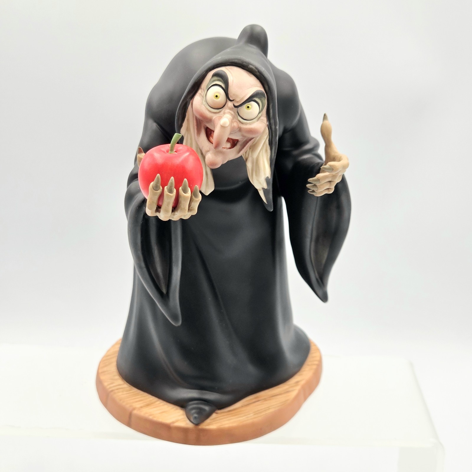 1995 Disney WDCC Snow White Old Hag Witch Take the Apple Dearie Figurine & Box
