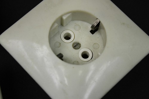 alte Steckdose Unterputz eckig mit Schuko Creme Vintage - Picture 3 of 8