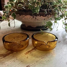 VINTAGE Set ASHTRAY 3.75” ROUND AMBER GLASS  MAD MEN MANCAVE MID CENTURY MODERN