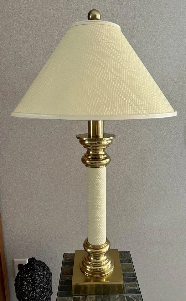 ¡NO TE LO PIERDAS! Lámpara/sombra con patrón de piel de serpiente de imitación de cuero rígido, MCM, Art Deco Foto 3 de 4