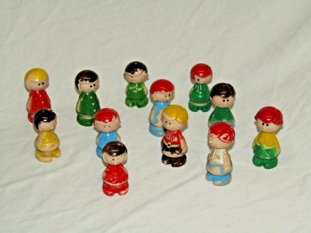 little plastic figures