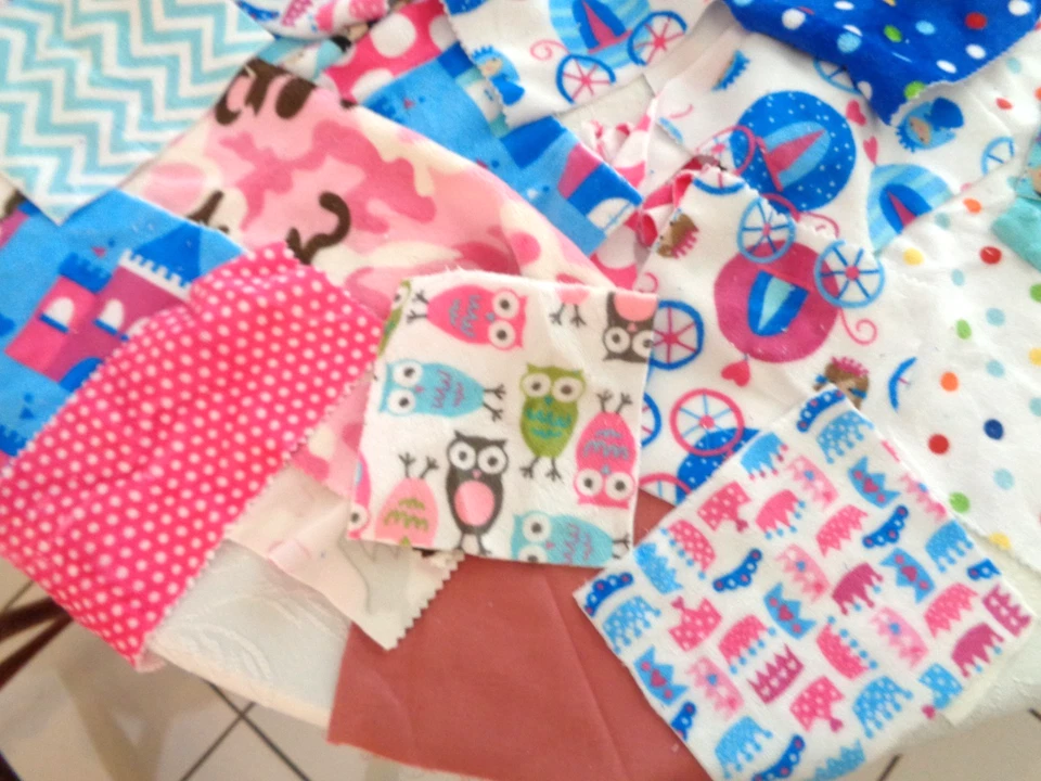 Restos y piezas de tela Minky de cuatro libras nunca usados, principalmente motivos infantiles Foto 2 de 4
