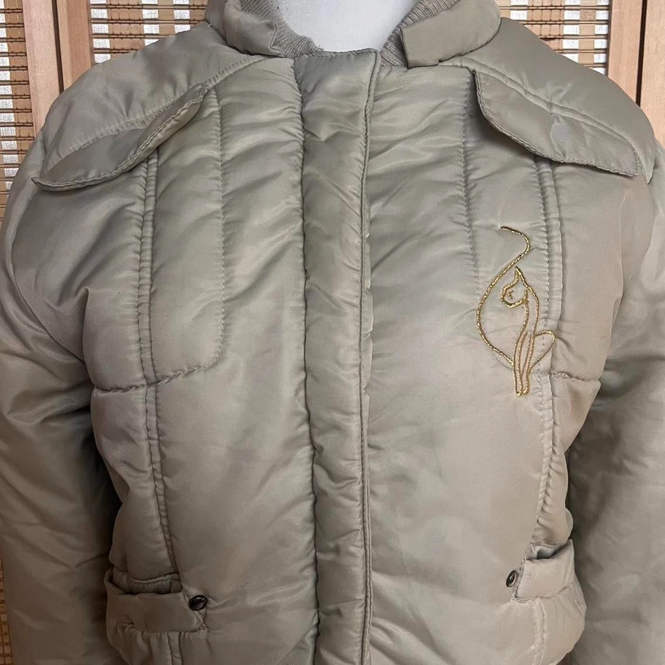 Chaqueta bomber acolchada vintage Y2K Baby Phat color caqui Foto 2 de 4