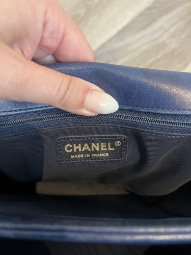 Chanel old medium navy leather boy bag with antique gold hardware - Picture 12 of 24