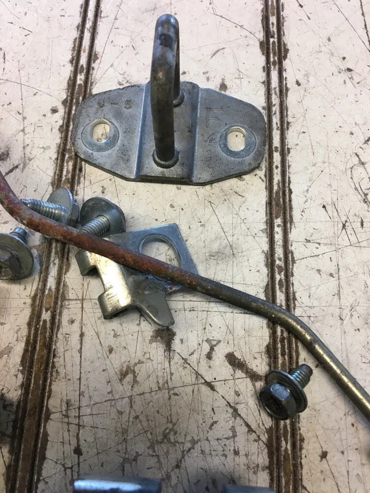 Pestillo de escotilla trasero Datsun 200SX 80 hatchback con herrajes Foto 2 de 4