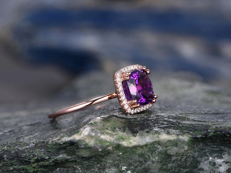 Anillo solitario con halo de diamantes y amatista púrpura natural de 1,5 quilates de oro rosa sólido de 14 k Foto 3 de 4