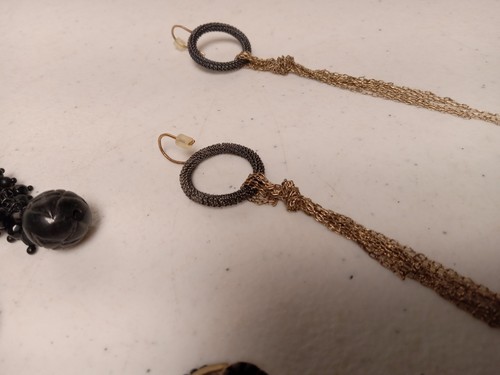 Lote de 4 pares de pendientes Kenneth Cole colgantes negro plata tono dorado - Imagen 5 de 6