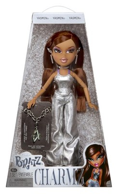 Bratz Charmz Yasmin - Fashion Doll with Collectible Charm Bracelet, Includes Out