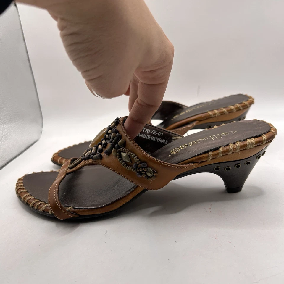 Sandalias de mula de cuero sintético para mujer Dollhouse tacón de gatito talla 6 marrón con cuentas Foto 3 de 4