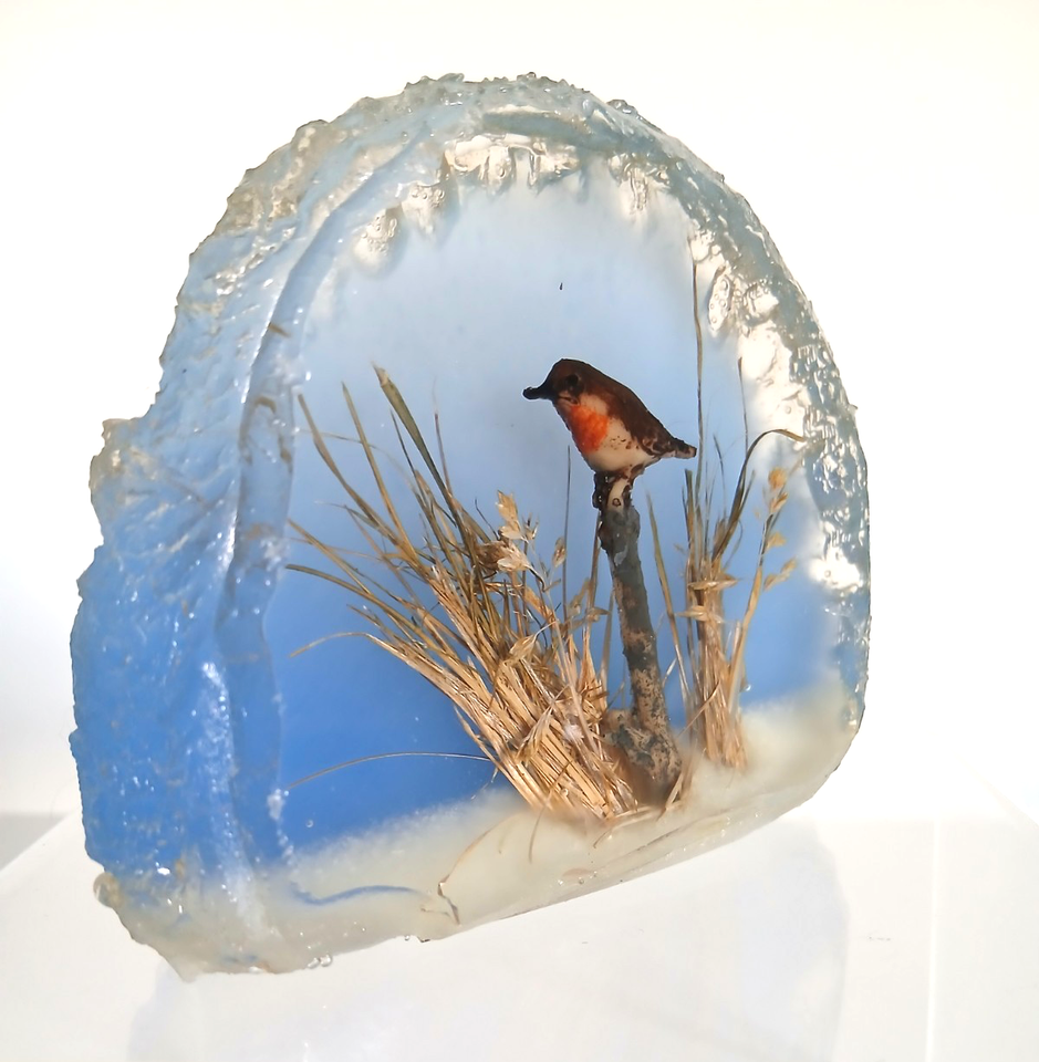 Lochaber Studio Diorama Robin Bird ornament retro resin Dried Grass ...