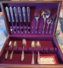 WM Rogers MFG Co. Extra Plate Vintage Silverware & Wooden Storage Box (SEE INFO)
