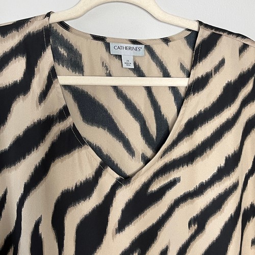Top túnica Catherines 2X beige negro estampado de cebra cuello en V manga corta talla grande - Imagen 3 de 8