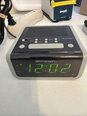 Emerson Model CKS1702 SmartSet Clock Radio Easy To Read Electric 3 Alarm Modes