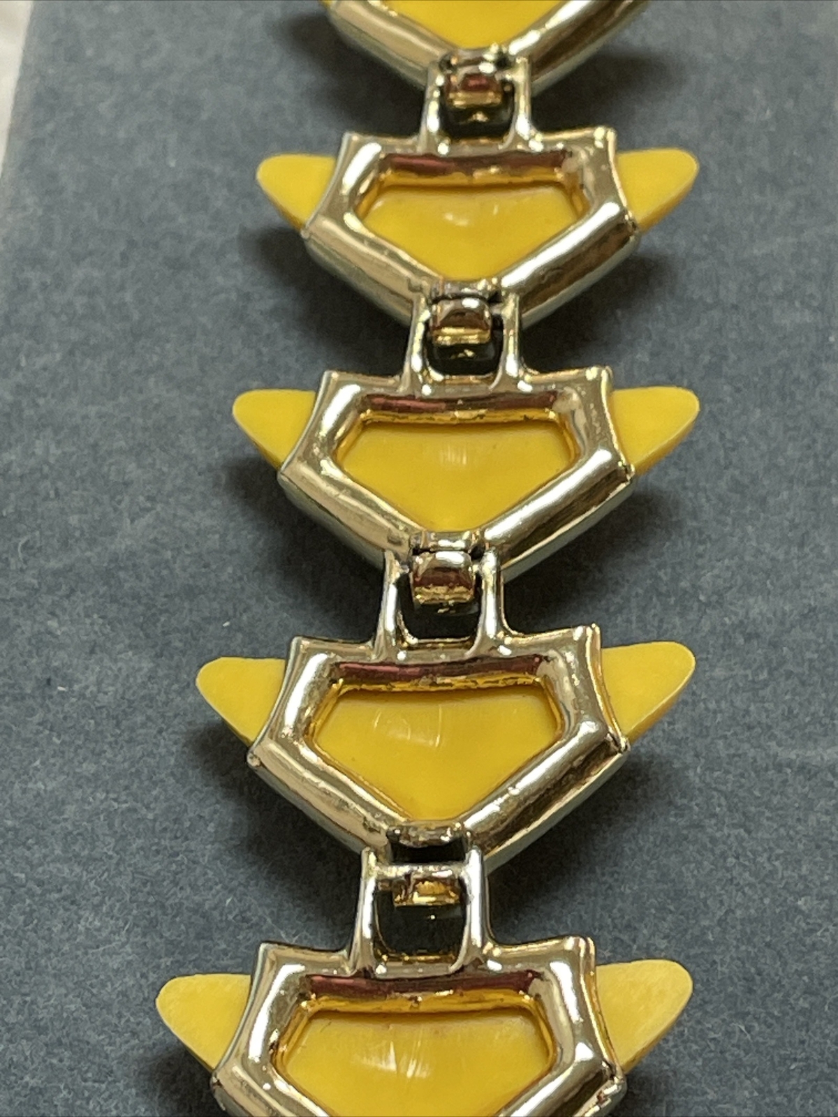 VINTAGE UNSIGNED TRIANGLE ARROW SHAPED YELLOW THE… - image 3