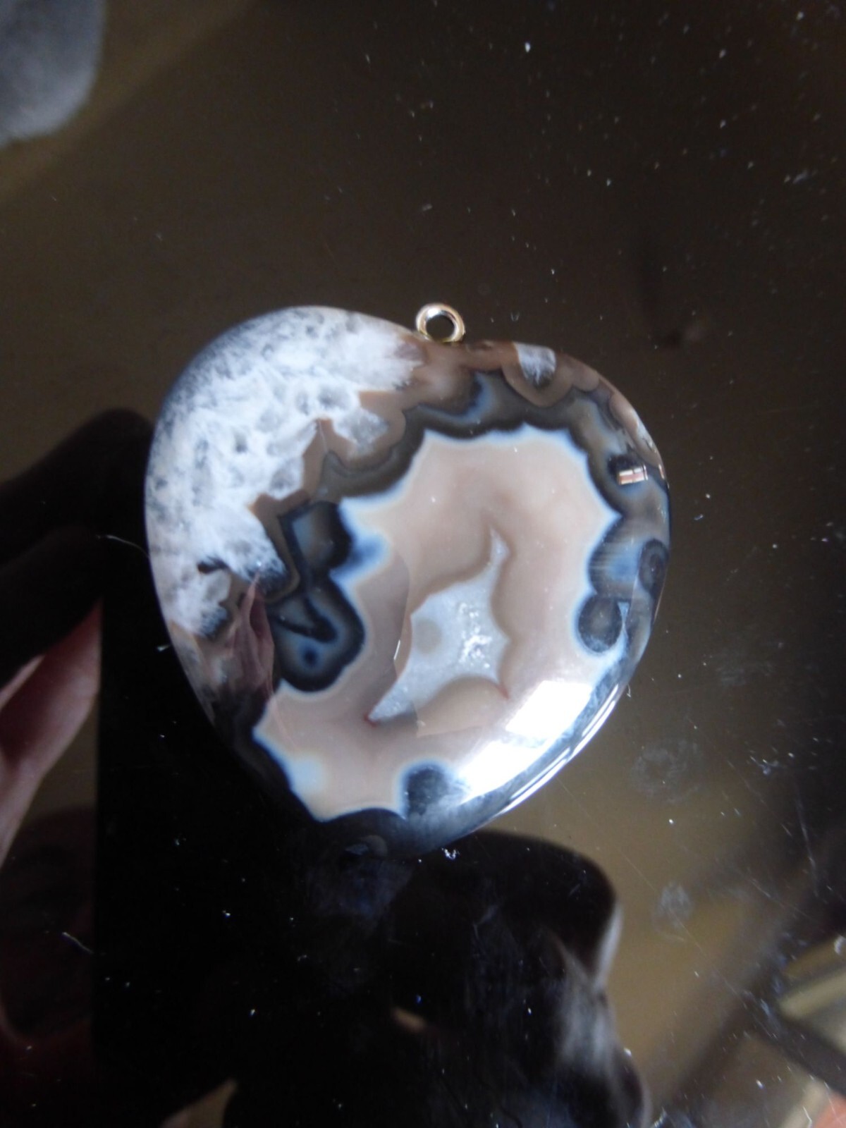 Pendentif agate en forme de coeur blanc et noir pour sublimer vos tenues bohèmes chic