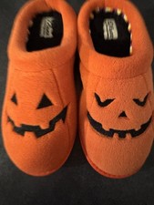 Dearfoams Jack-o-Lantern Adult Clog Slippers Women  s 7-8 Men  s 5-6