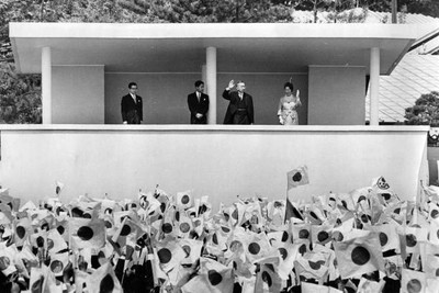 Emperor Hirohito waves to well wishers with Empress Nagako Crown P- Old Photo