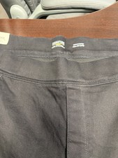 Signature by Levi Strauss. Gold Label Women's Totally Shaping Pull On Capri 28