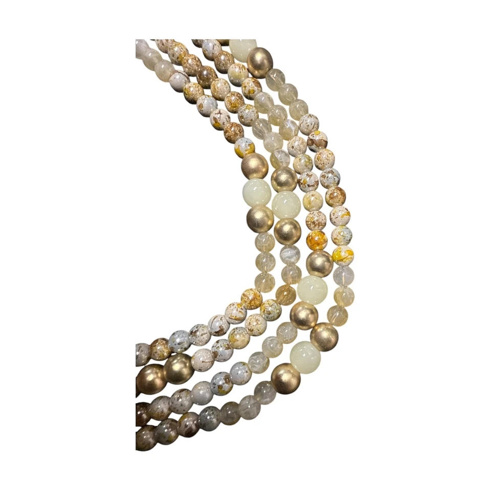 Collar llamativo con cuentas en capas dorado y beige dorado de CHICO'S C365 Foto 4 de 4