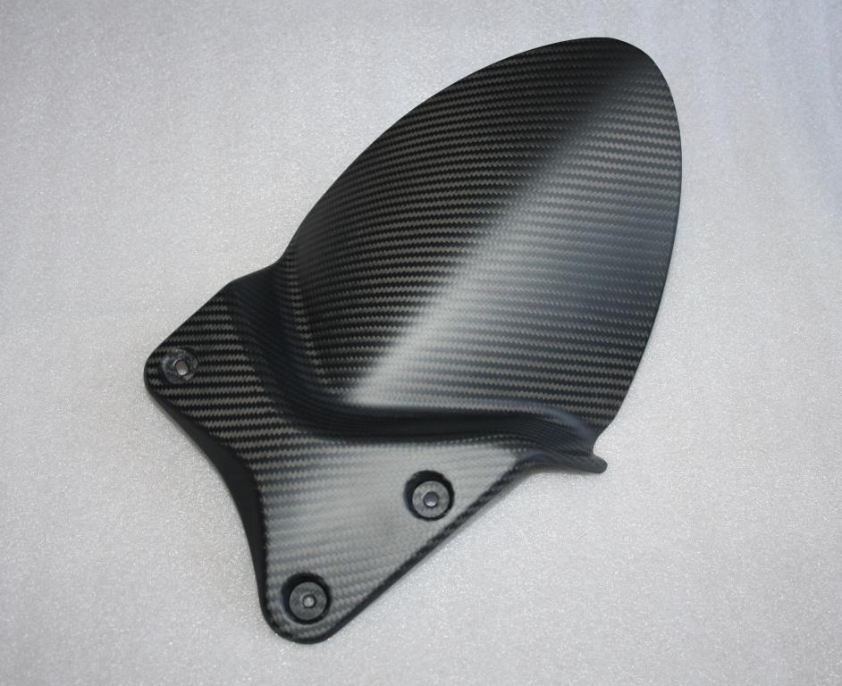 Lèche-roue carbone mat Daytona 675 protection amortisseur moto de 2008