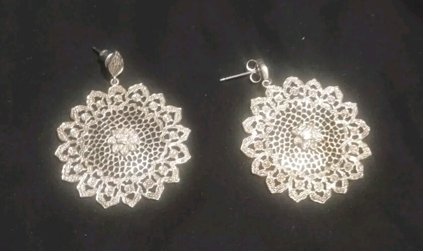 Beautiful silver colored delicate dangle earrings - image 1