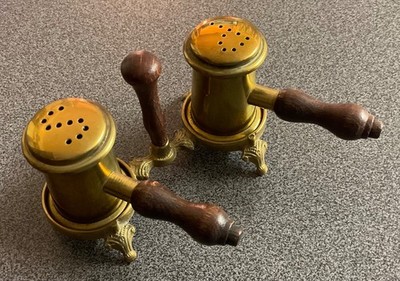 VINTAGE MASSIVES MESSING SALZ UND PFEFFERSTREUER SET, AUF MASSIVEM MESSING VERZIERTEM STÄNDER.
