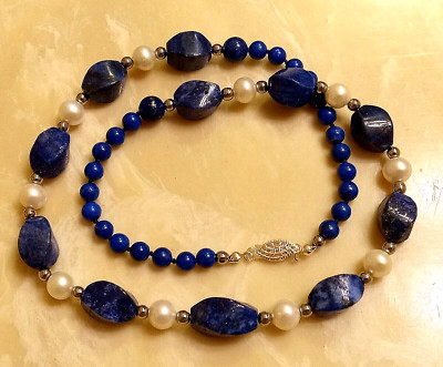 20 ZOLL ANTIKE LAPIS & KULTIVPERLENKETTE. Verschluss aus Sterlingsilber. Handgeknüpft