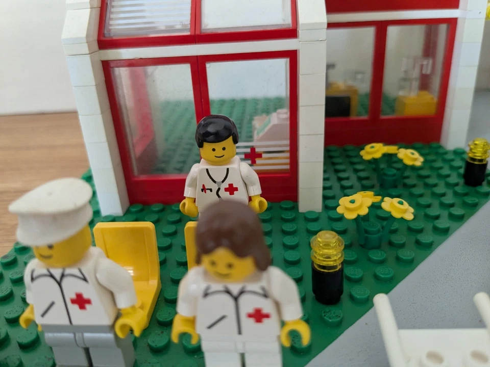 Lego 6380 Town Emergency Treatment Center - 100% Complete Vintage Pre-owned - Image 4 of 4