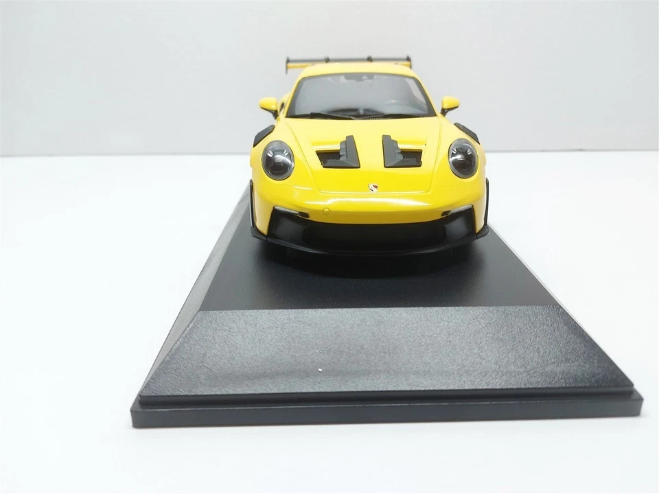 Porsche 911 (992) GT3 RS Giallo del 2023 - 1/18 Minichamps Limited 300 pcs - Immagine 2 di 4