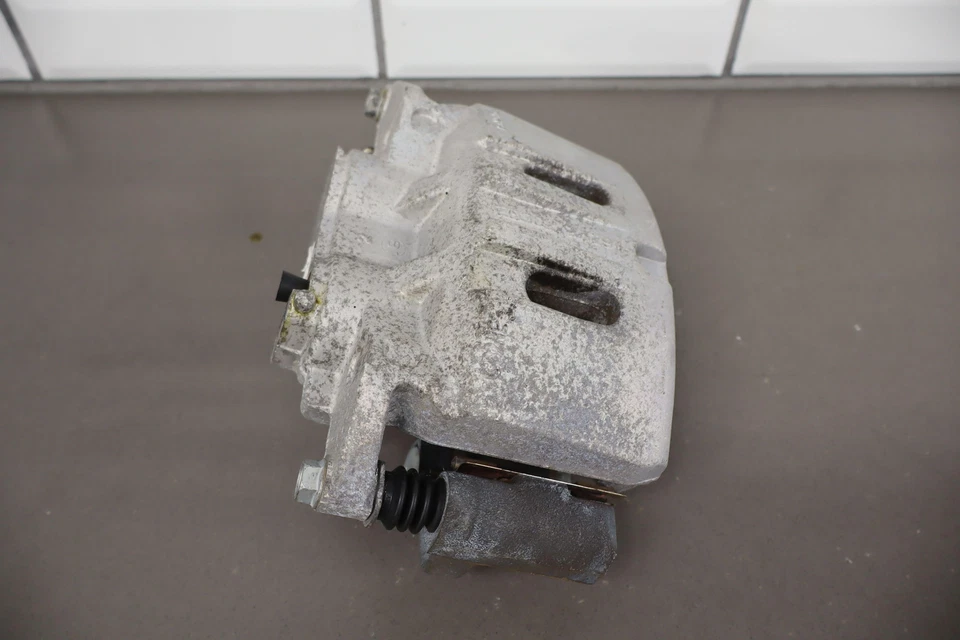 2018 Ford Mustang 2.3 Ecoboost OEM Front Brake Caliper Pair (Left/Right) - Image 4 of 4