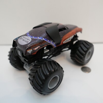 Hot Wheels Monster Jam 1:24 Monster Mutt Rottweiler monster truck