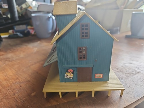 HO SCALE FREIGHT DEPOT, NICELY DETAILED, BLUE AND BEIGE - Picture 3 of 8