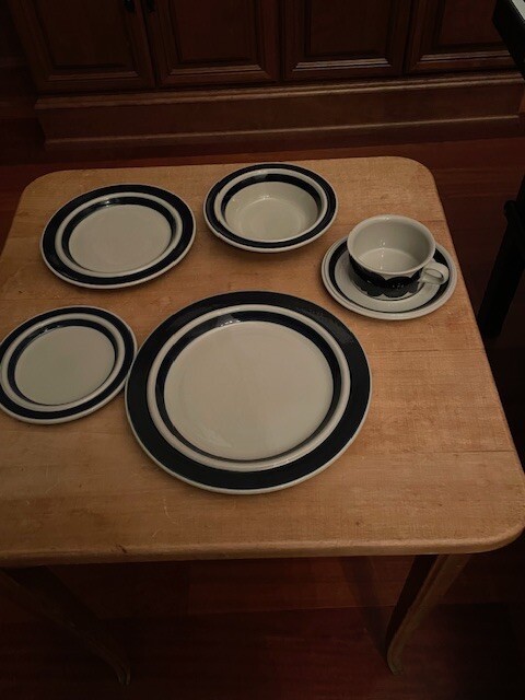 ARABIA OF FINLAND ANEMONE BLUE Complete Table Set of 8 Place Settings