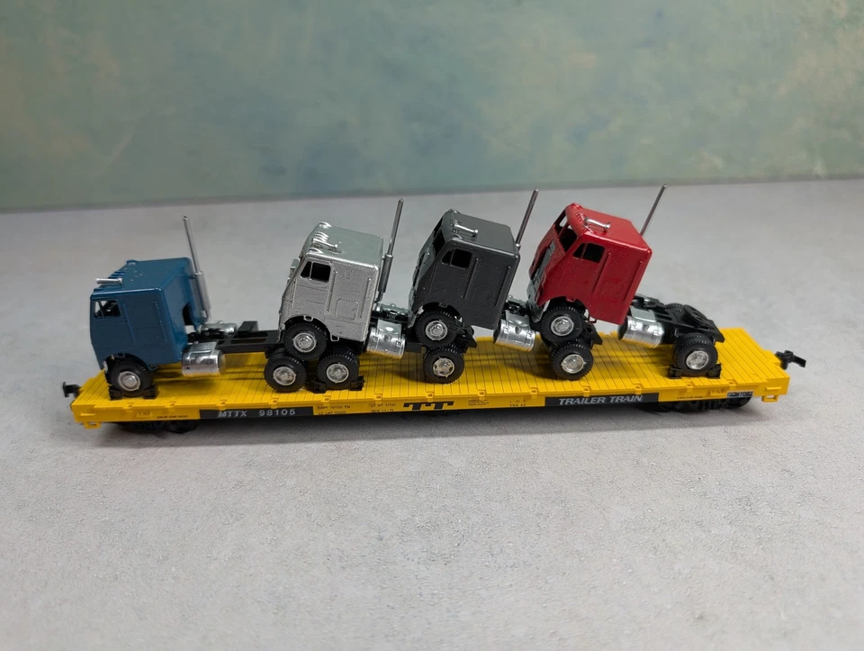 USED Roundhouse HO Scale 60' Flat Car Trailer Train MTTX #98105 w/ Trucks READ - Image 4 of 4