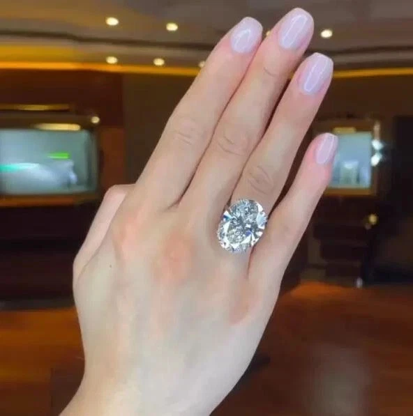 Anillo de compromiso solitario de diamantes de corte ovalado de 5 quilates enchapado en oro blanco de 14 quilates Foto 4 de 4