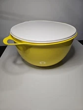 Tupperware 42 cup Thatsa Mixing Bowl in Yellow w/ White Seal Lid New
