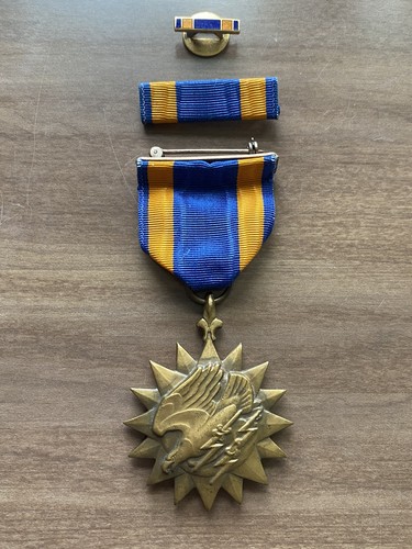 WWII Air Medal w/ Full Wrap Brooch + Ribbon Bar & Lapel Pin
