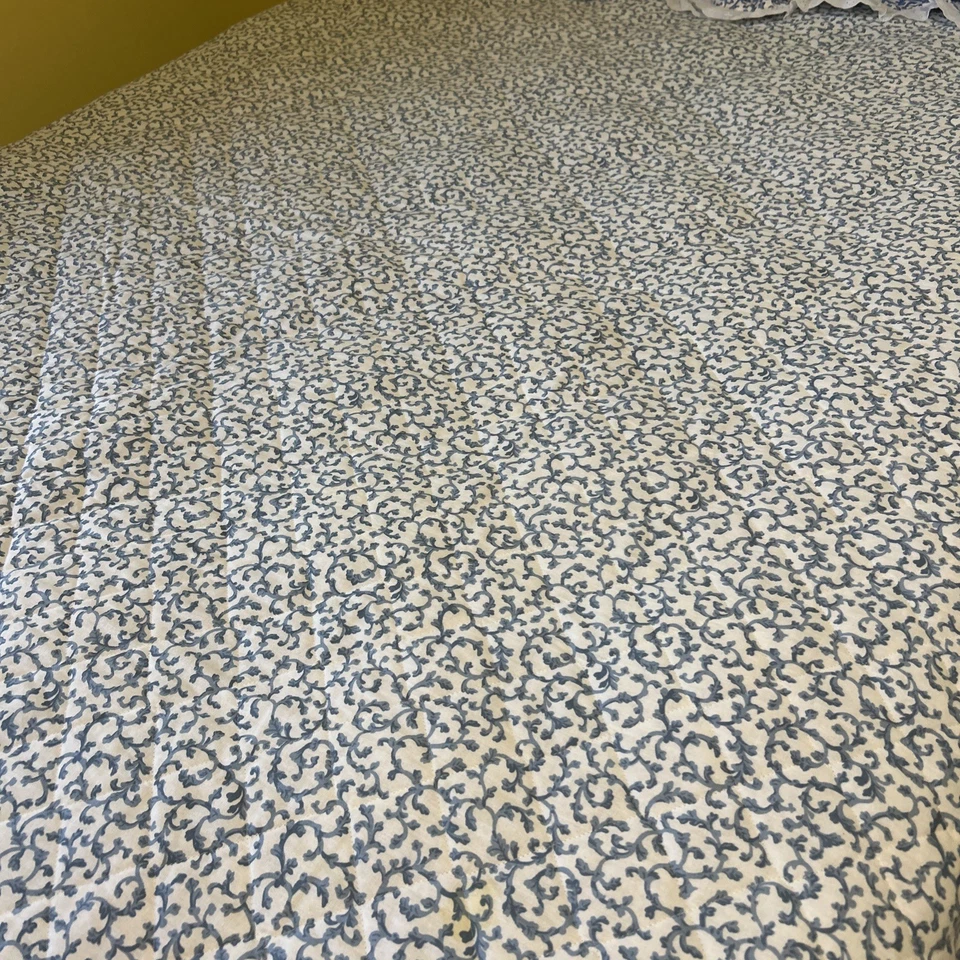 Edredón azul y blanco Croscill Home Fashions de colección - 86” x 90” 2 fundas a juego Foto 4 de 4