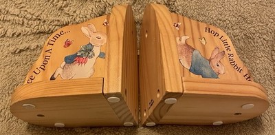 Peter Rabbit Holz Buchstützen von Beatrix Potter x 2 Kinderzimmer Deko 2013