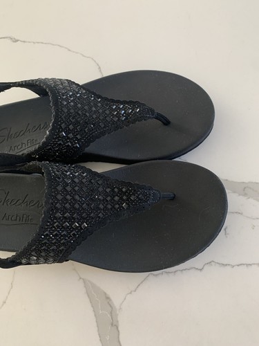 Sandalias negras con estrás Skechers Arch Fit cierre de correa de tanga usadas - Imagen 4 de 16