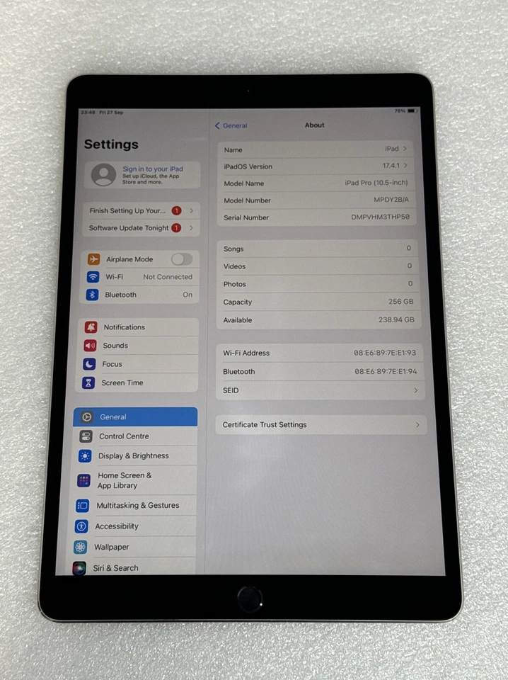 Apple iPad Pro 1st Gen. 256GB, Wi-Fi Only, 10.5 in - Space Grey - ref 442 - Image 4 of 4